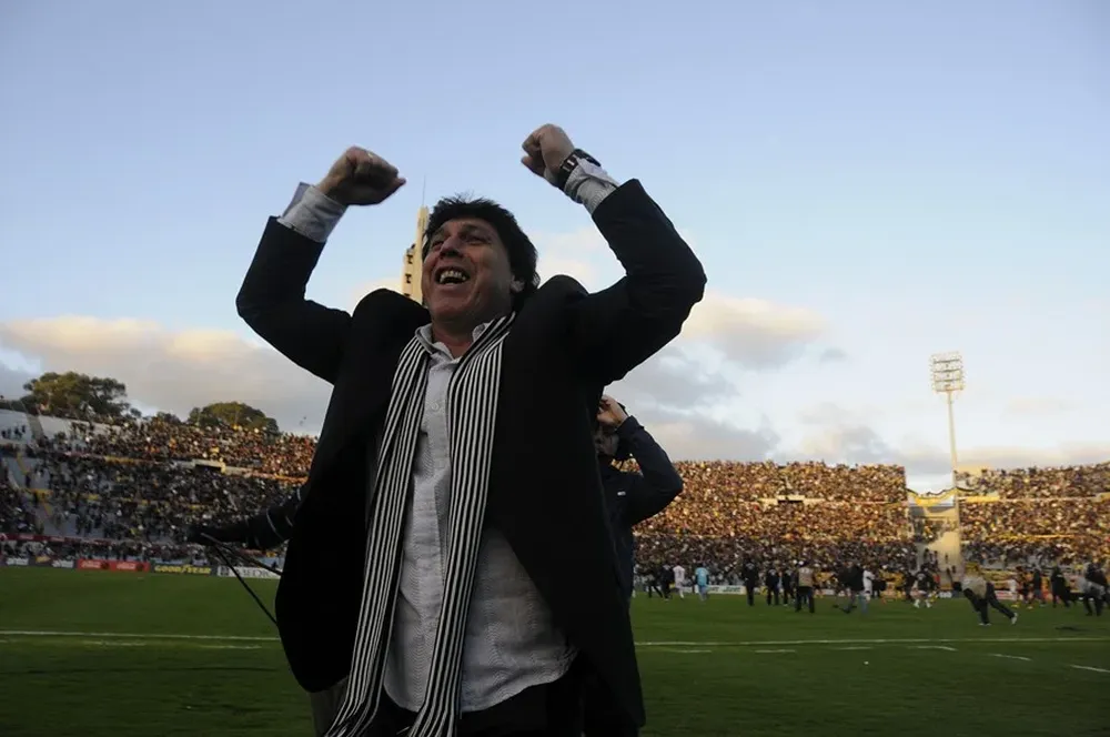 Carrasco celebra su primer triunfo clásico como DT
