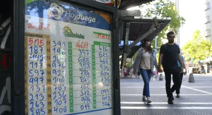 Tabla de la Quiniela y la Tómbola en un local comercial. (Archivo)