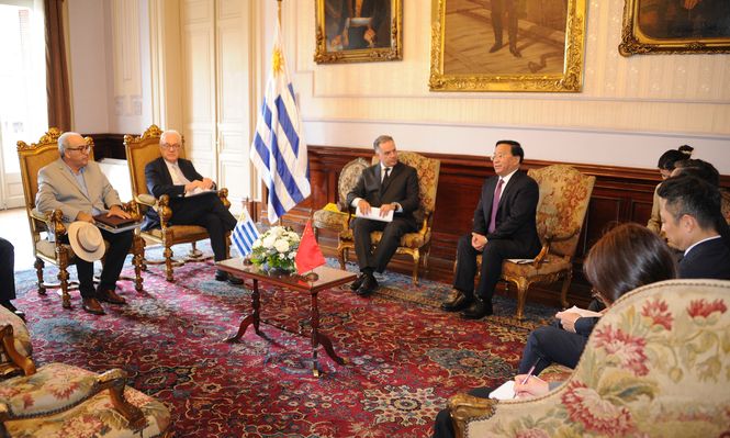 MGAP y RREE: Fratti y Lubetkin, junto al presidente Orsi, recibieron al ministro de Agricultura y Asuntos Rurales de China.