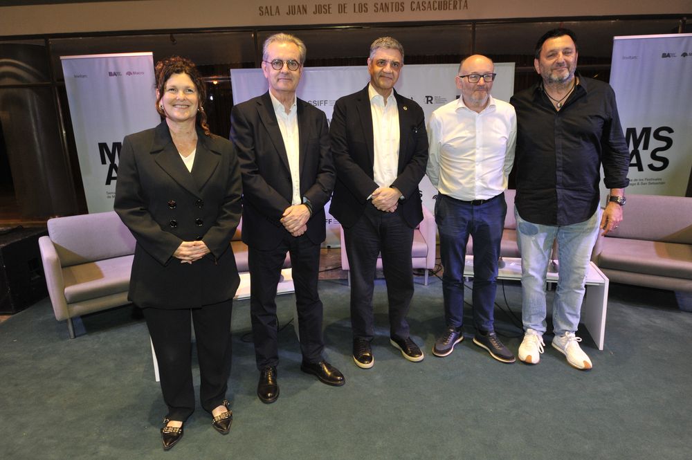 La ministra de Cultura porteña Gabriela Ricardes, el jefe de gobierno de la Ciudad de Buenos Aires Jorge Macri, los directores de los festivales de Málaga Juan Antonio Vigar y de San Sebastián José Luis Rebordinos y el presidente de Orca Films Gabriel Hochbaum en la presentación del ciclo MASS