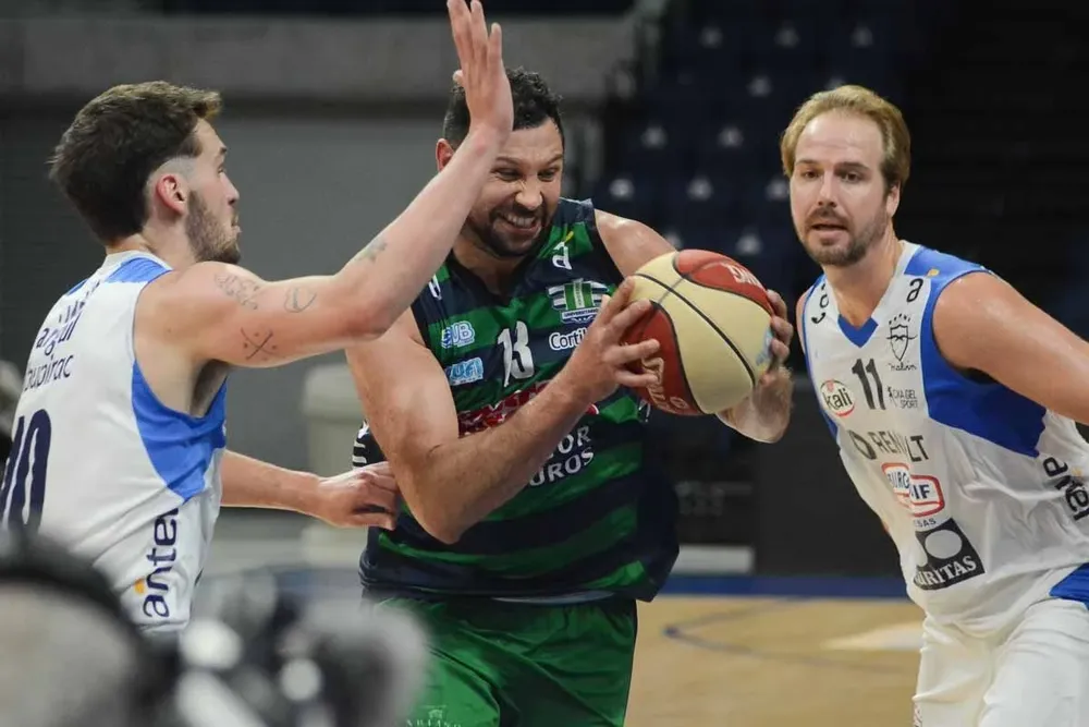 Nicolàs Delgado entre Pomoli y Will Paul