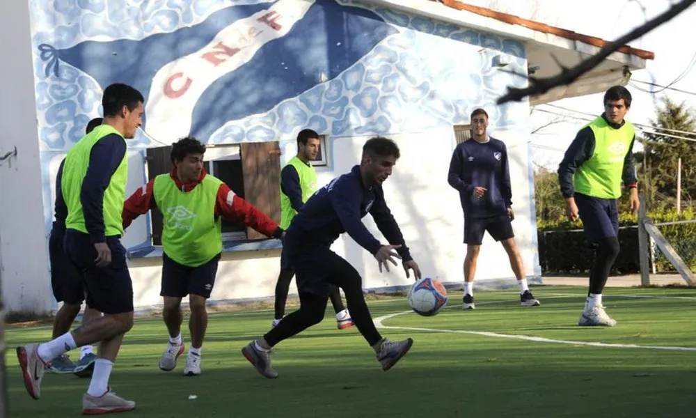 En la práctica de ayer los futbolistas jugaron un rato al básquetbol.