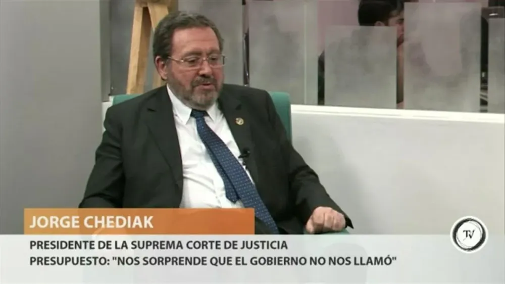 Esta Corte ha sido de las más firmes en la lucha contra los pocos episodios de corrupción que ha habido, dijo el presidente de la Suprema Corte de Justicia, Jorge Chediak, consultado respecto al sumario abierto a juezas de Treinta y Tres. Esta Corte ha sido inflexible con la corrupción y aplica cero tolerancia, dijo Chediak.Esta es la entrevista completa de Mariano López a Chediak, donde también habla del Presupuesto y el nuevo Código del Proceso Penal.
