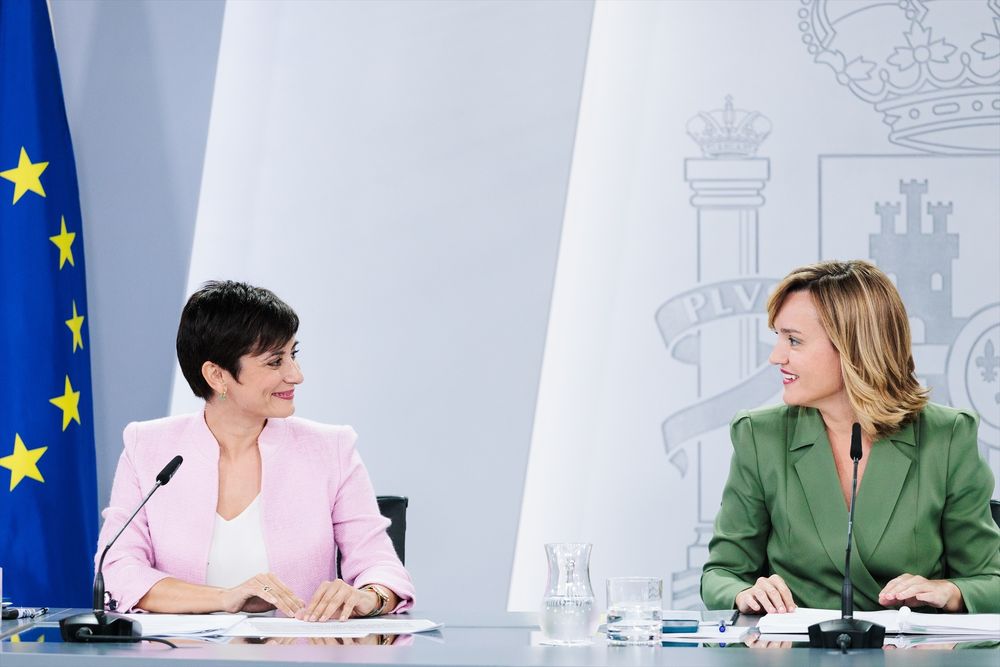 La ministra de Educación y portavoz del Gobierno, Pilar Alegría, y su par de Vivienda, Isabel Rodríguez. EUROPA PRESS