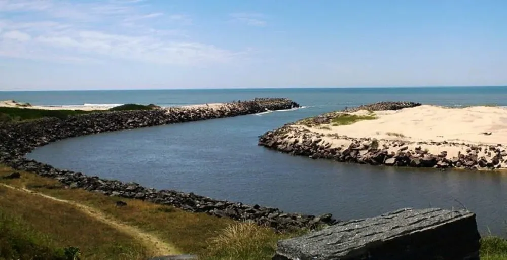 Los terrenos se encuentran a unas seis cuadras de la playa en la Barra del Chuy