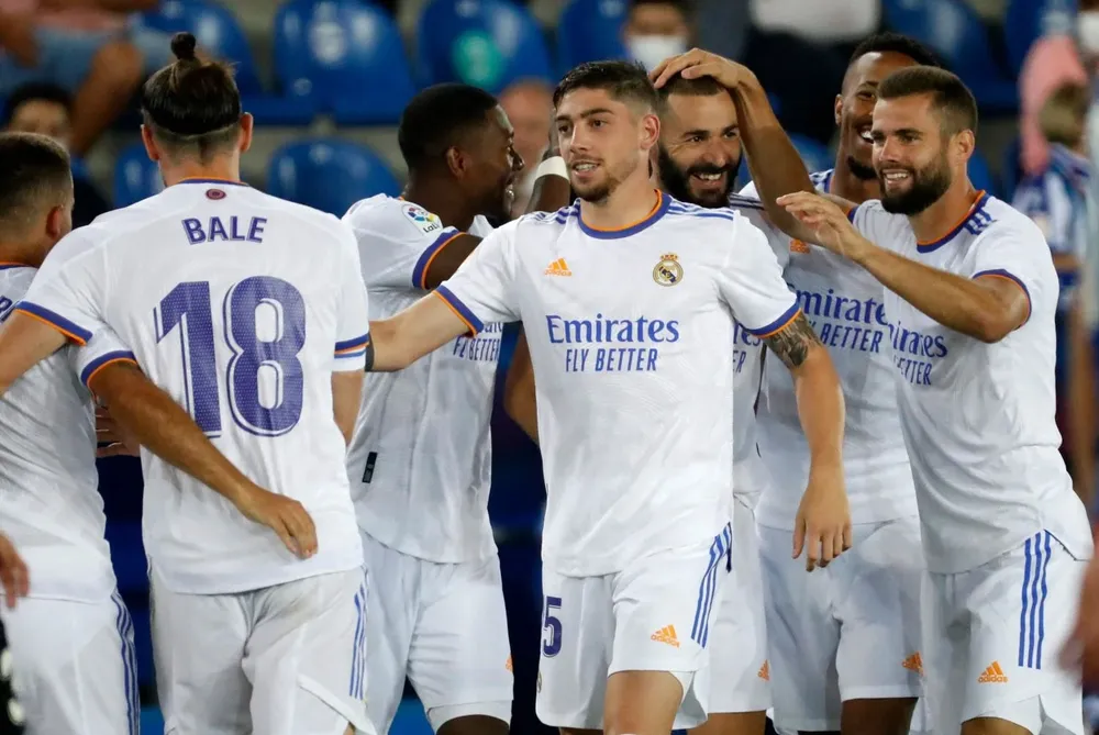 Federico Valverde festeja el segundo gol de Benzema para Real Madrid, el transitorio 3-0 ante Alavés, en el que él hizo la gran jugada