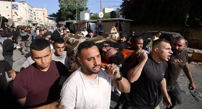 miles de refugiados palestinos huyen de yenin en el segundo dia de la ofensiva israeli