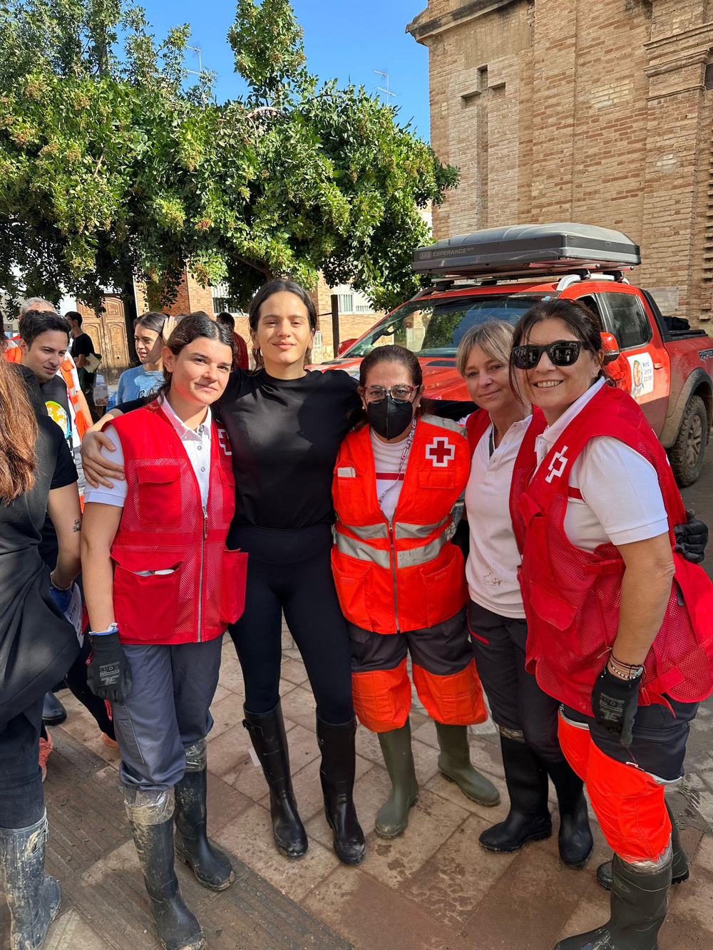 Rosalía junto a los equipos de rescate.