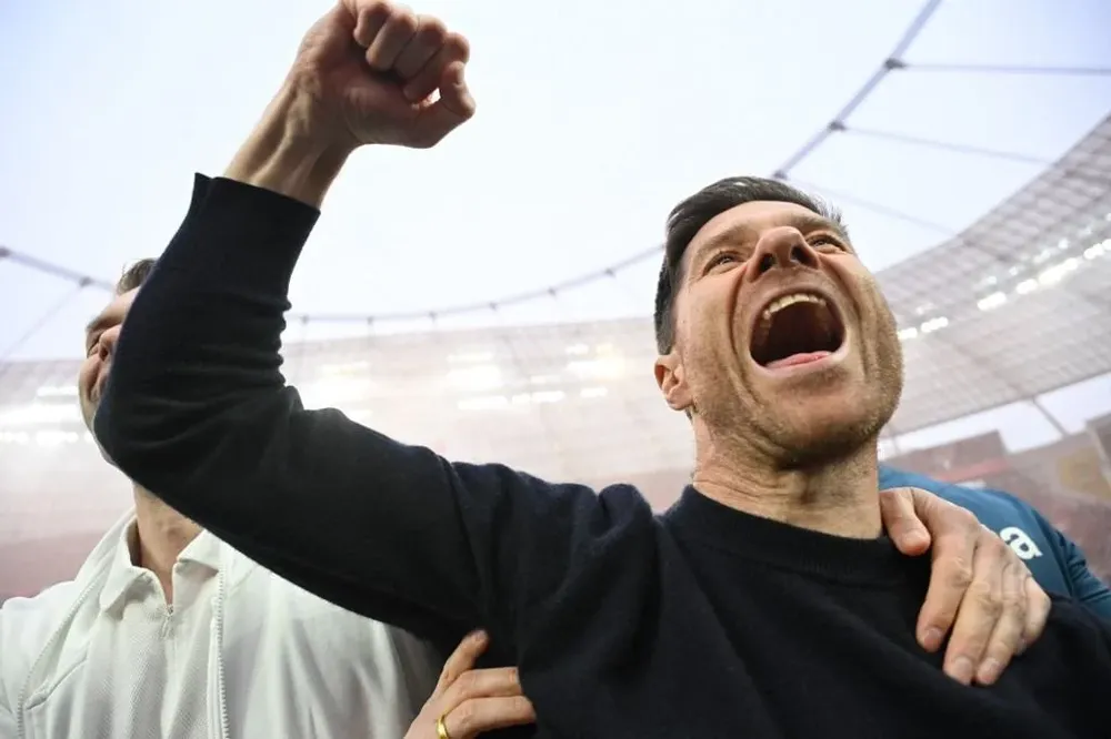 Xabi Alonso celebró el primer título de Bayer Leverkusen en la Bundesliga Xabi Alonso celebró el primer título de Bayer Leverkusen en la Bundesliga