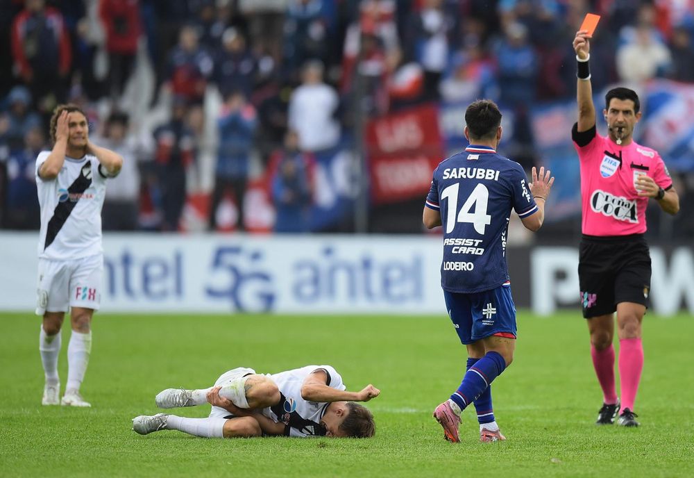 El momento en el que Leodán González expulsó a Nicolás Lodeiro en el anterior partido entre Danubio y Nacional