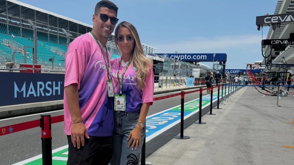 Luis Suárez y su esposa, Sofía Balbi, en el circuito en el que se correrá el Gran Premio de Miami de Fórmula 1