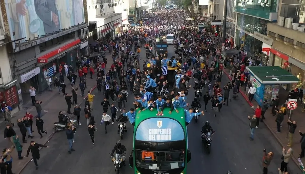 Así se vio desde el aire el paso de la caravana por 18 de Julio