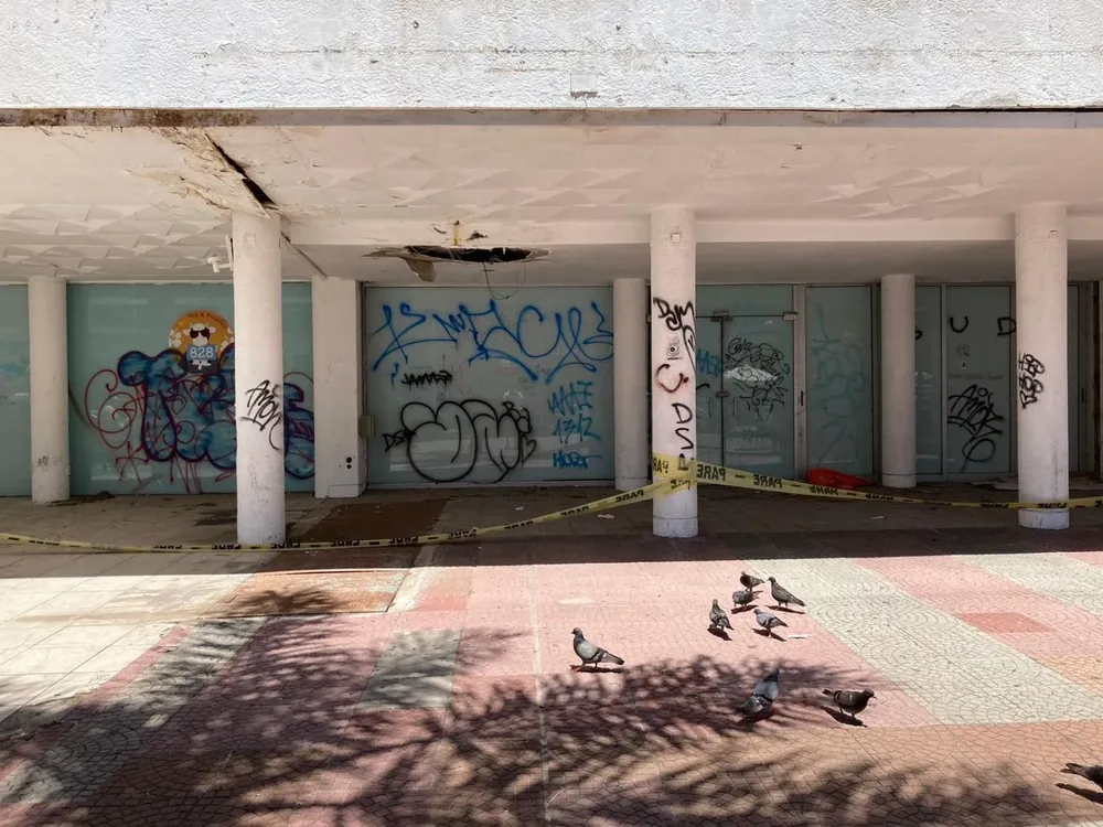 Hotel abandonado junto al McDonalds de Gorlero