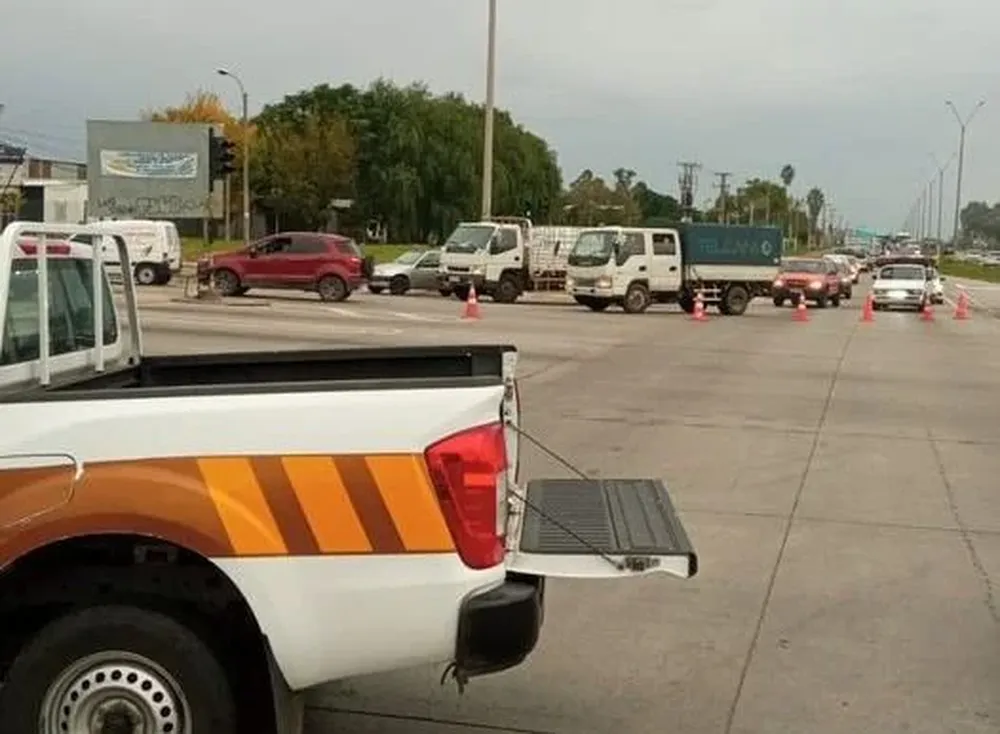 Perímetro de seguridad marcado por la Policía en la Ruta Perimetral y Belloni
