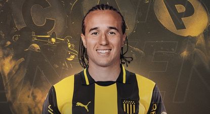 Diego Laxalt firmó contrato con Peñarol y ya posó con su camiseta