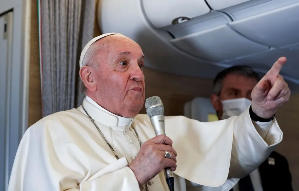 El papa Francisco habla a los periodistas en el vuelo de regreso a Roma