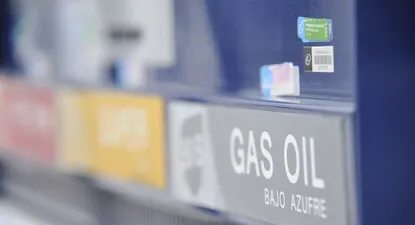 Surtidor de gasoil en estación de servicio.