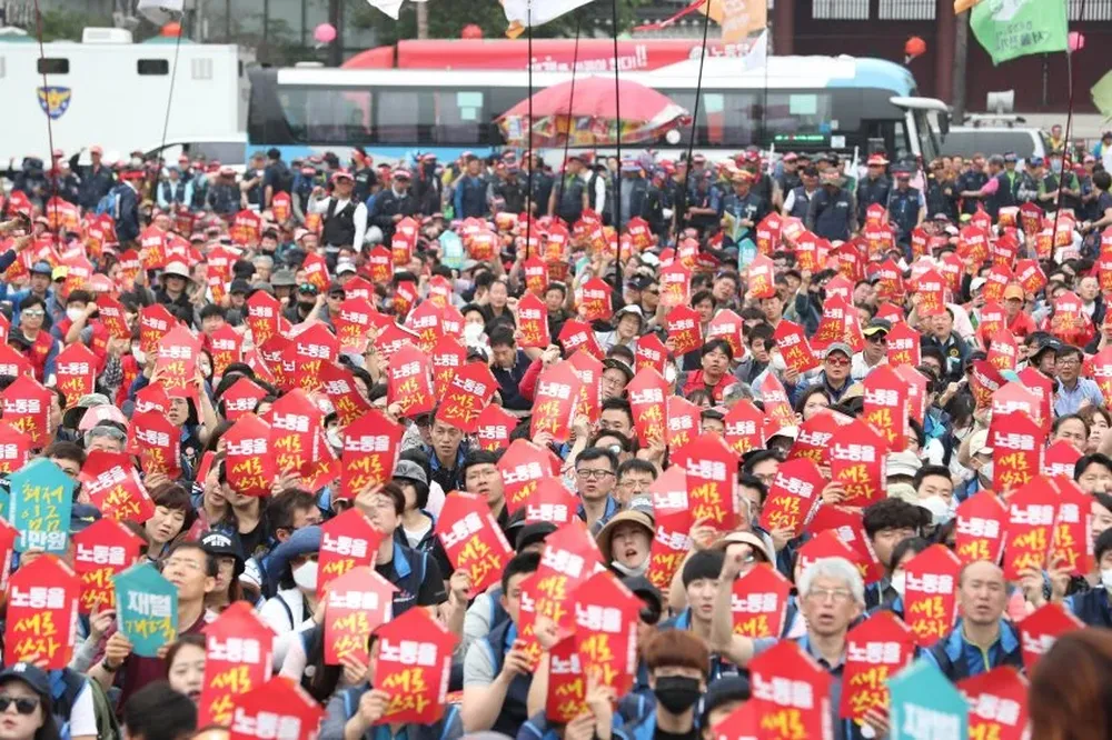 Miembros de la Confederación de Sindicatos (KCTU) protestan durante la manifestación convocada con motivo del Día del Trabajador en Corea del Sur