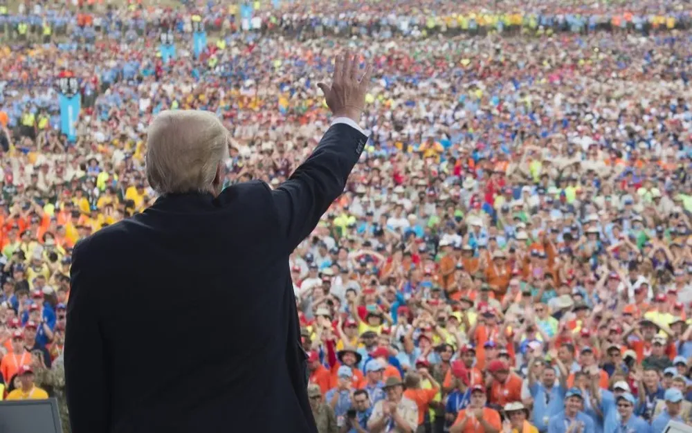 Donald Trump habla ante los boy scouts en West Virginia.