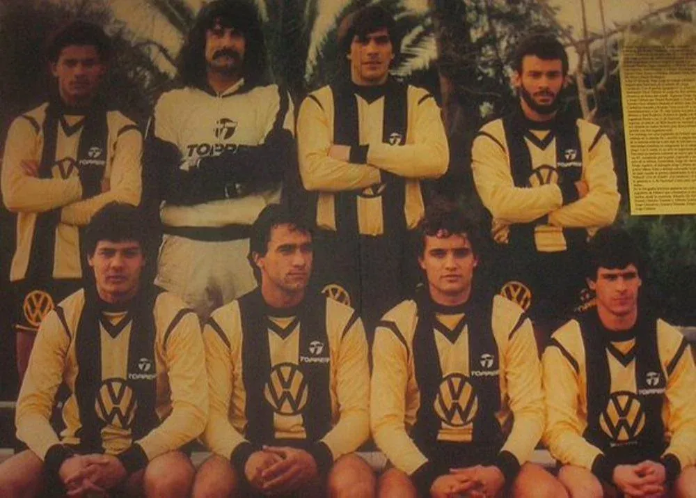 Los ocho jugadores de Peñarol que le ganaron 2-1 a Nacional el 23 de abril de 1987; Eduardo Da Silva, Eduardo Pereira, Obdulio Trasante, Alfonso Domínguez (parados); Jorge Goncalvez, Gustavo Matosas, Diego Aguirre y Jorge Cabrera (sentados)