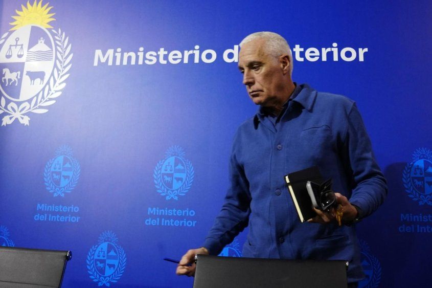 El ministro del Interior, Carlos Negro, el 28 de setiembre de 2025 en la conferencia de prensa en el Ministerio del Interior por el atentado contra la fiscal de Corte, Mónica Ferrero
