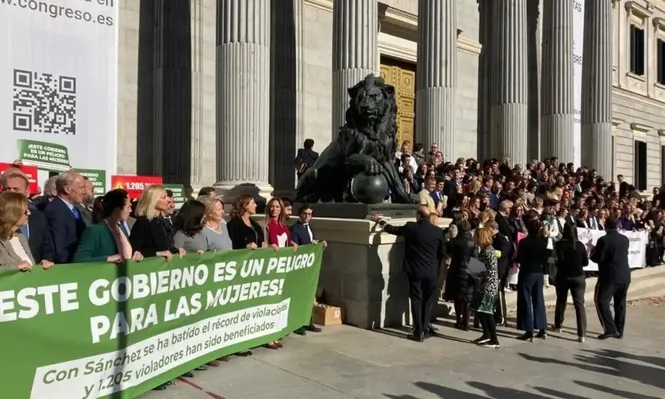 Diputados de Vox, frente al Congreso, desmarcándose del minuto de silencio contra la violencia de género.
