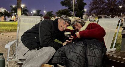 Santiago Homenchenko junto a su madre