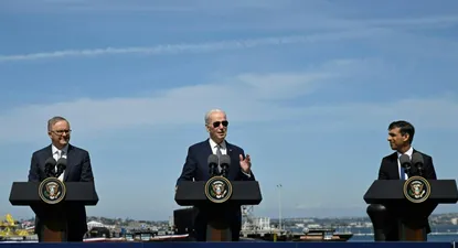 El primer ministro de Australia, Anthony Albanese; su par británico, Rishi Sunak; y el presidente, Joe Biden; anuncian el pacto AUKUS en marzo pasado.