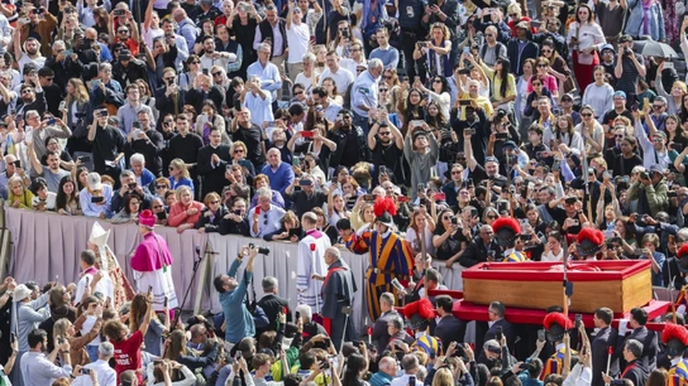 El féretro del papa Francisco es llevado a la Basílica de San Pedro