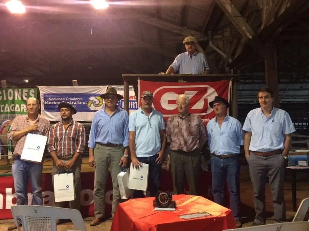 El rematador Carlos Arocena junto a integrantes de la Sociedad de Criadores de Merino Australiano
