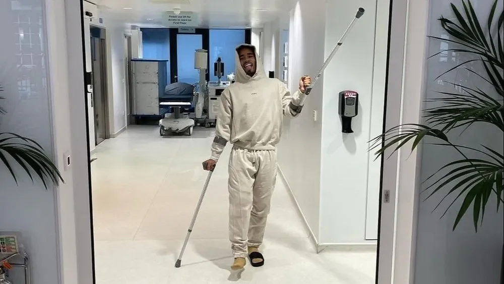 Gabriel Jesús con sus muletas al salir del hospital