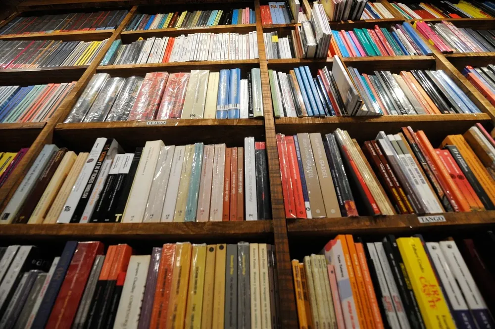 Se obtiene deleite y conocimiento al leer libros