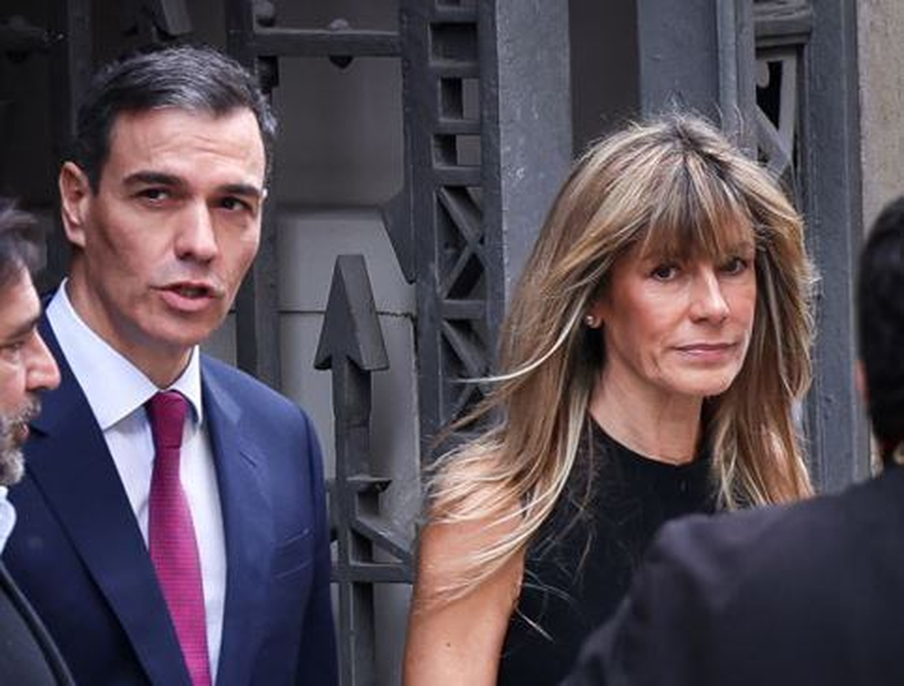 El presidente español Pedro Sánchez y su esposa, Begoña Gómez.