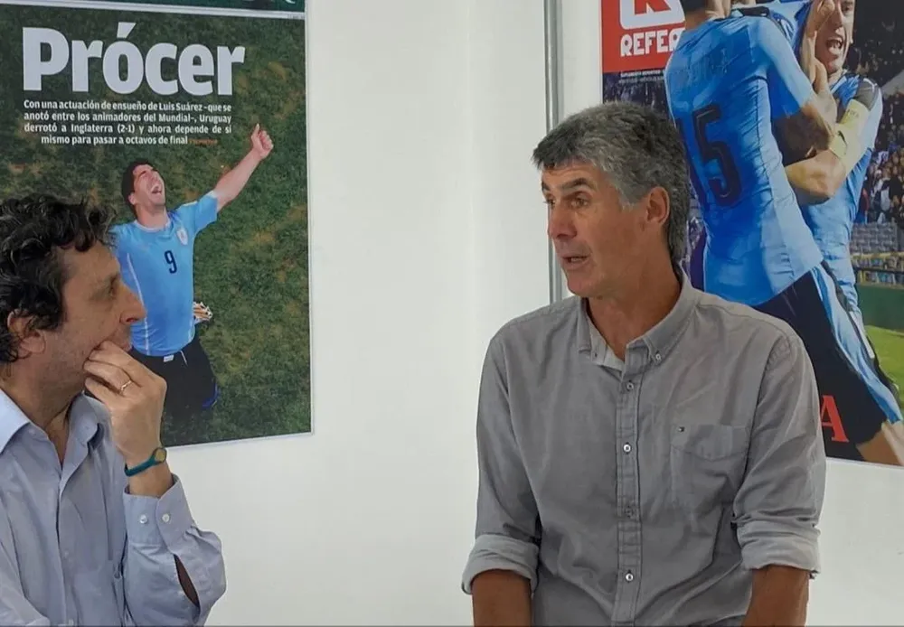 Santiago Ostolaza en la transmisión de Twitch de El Observador en Qatar 2022