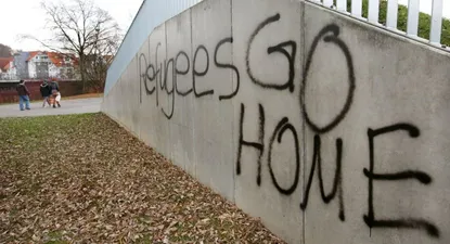 Aparecieron pintadas contra los refugiados y contra los musulmanes y los líderes exhortaron a no discriminar.