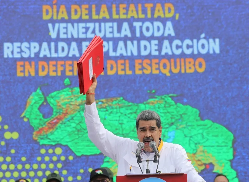 Nicolás Maduro denominó Guayana Esequiba a una nueva región que incluye en el mapa de Venezuela que mostró públicamente.