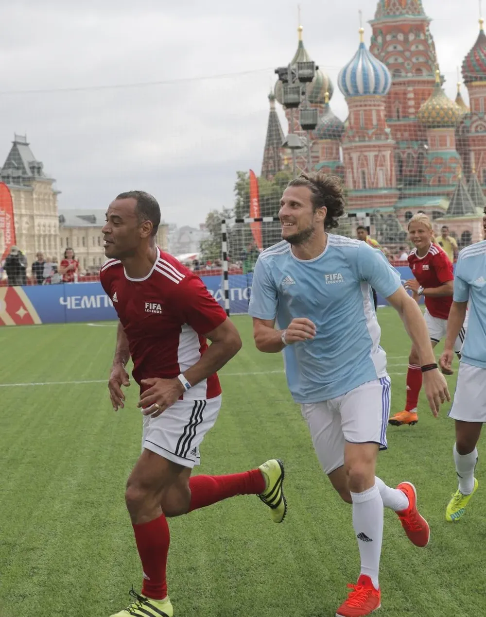 Forlán jugando en la Plaza Roja