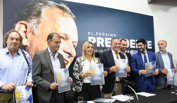 Los miembros de la coalición luego de firmar el nuevo Compromiso por el País