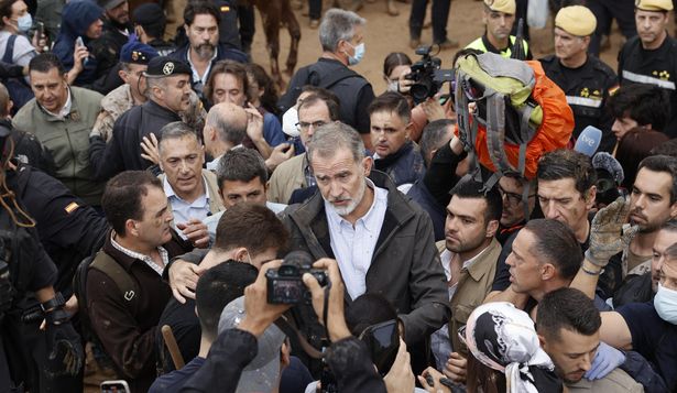 El Rey Felipe, a su llegada a Paiporta. Foto: EFE.