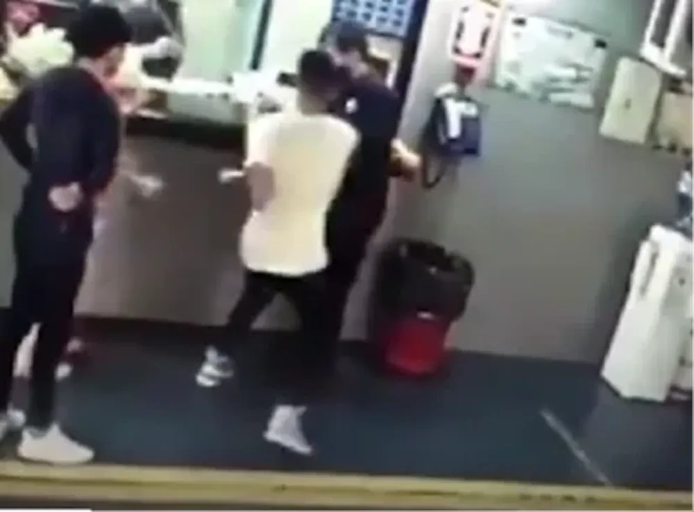 Captura de pantalla del momento en el que el joven golpea al playero