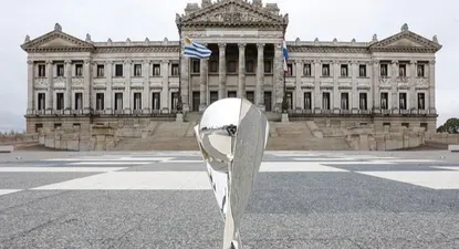 El trofeo que se pone en juego este domingo entre Peñarol y Benfica por la Copa Intercontinental sub 20