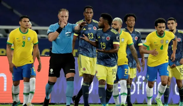 Néstor Pitana en el polémico Brasil-Colombia