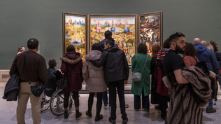 Visitantes del Museo del Prado contemplan El Jardín de las delicias, de El Bosco.