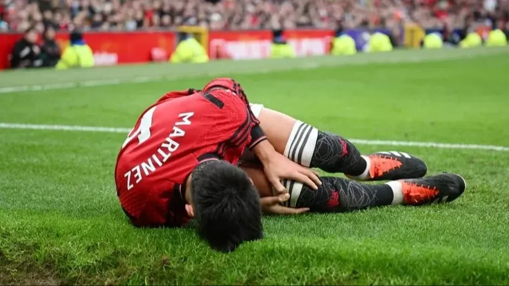 Lisandro Licha Martínez recibió un duro golpe en la victoria del Manchester United por 3-0 frente al West Ham por la fecha 23 de la Premier League de Inglaterra