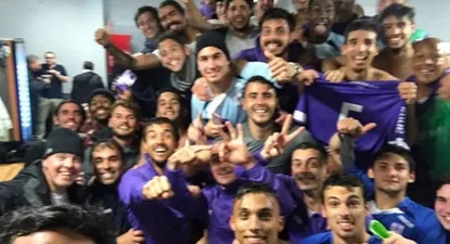 Los jugadores de Defensor celebrando en el Campeón del Siglo