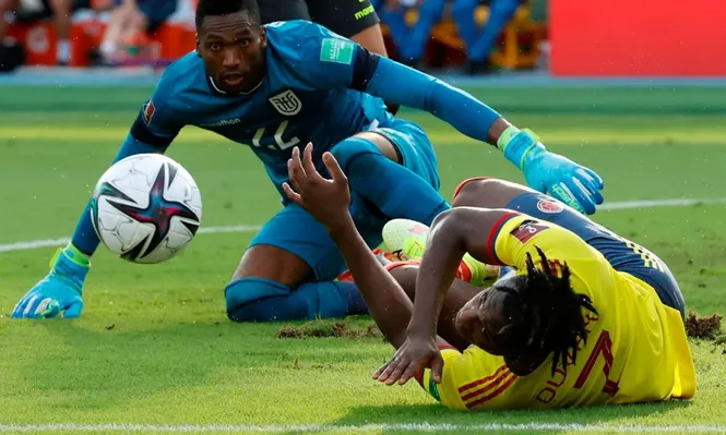 Alexander Domínguez, golero de Cerro Largo, frente a Duvan Zapata