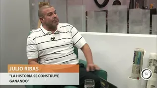 La historia se construye ganando y por eso en mi espíritu y en mi alma sólo me sirve ser campeón. Esto lo dijo el entrenador y exjugador de fútbol Julio Ribas, quien analizó en entrevista con Leandro Gómez por qué Uruguay ha tenido tantas victorias futbolísticas.Nunca escuché en el túnel de un equipo grande decir muchachos, juguemos bien y lindo. Se escucha: hoy hay que ganar, dijo.Ribas fue consultado por qué en Uruguay se celebró el cuarto puesto en el Mundial de Sudáfrica, teniendo en cuenta que la historia es construida por los campeones. En ese sentido, dijo que si se toma como una etapa en el avance para volver a ser campeones del mundo, lo realizado por la selección allí fue espectacular. Pero no es suficiente si se toma como un fin en sí mismoEsa selección jugó un campeonato mundial espectacular y tuvo una planificación espectacular. Me queda el gusto de que era para ser campeón del mundo. Si se hubiera apretado el acelerador en lo emocional, se era campeón del mundo, opinó.Vea la entrevista completa, aquí.