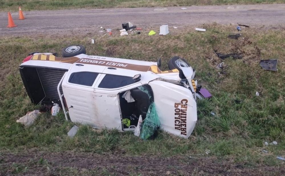 Camioneta de Policía Caminera volcada