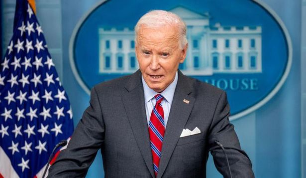 El presidente Joe Biden causó sorpresa al presentarse en una conferencia de prensa en la Casa Blanca este viernes.