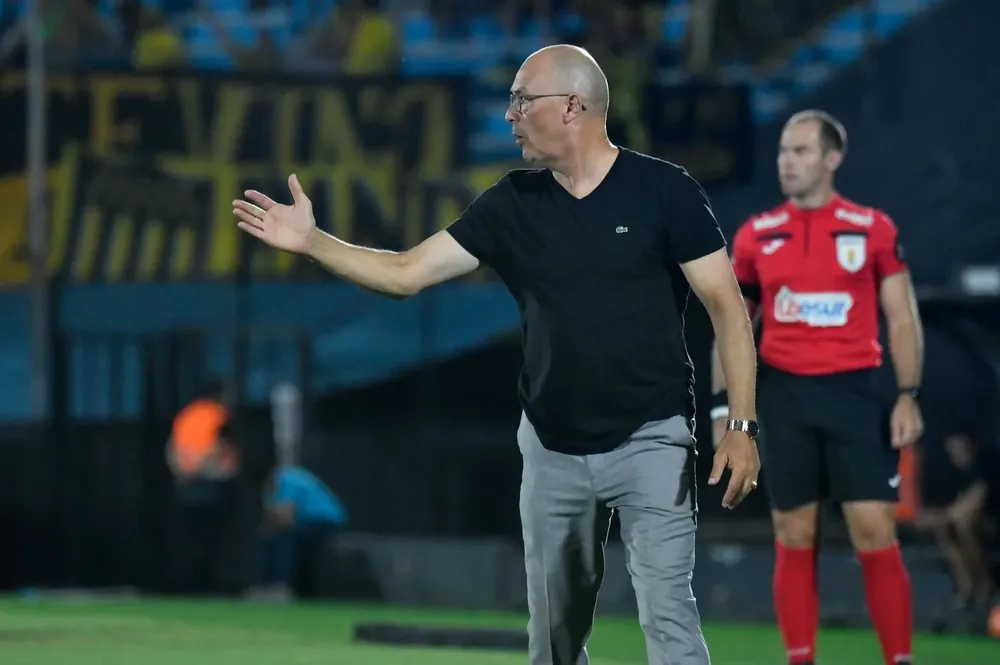 Alfredo Arias busca variantes ante los violetas